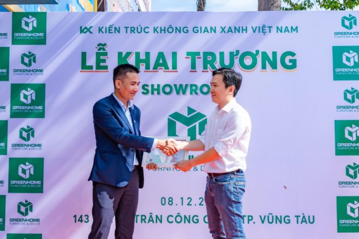 Từ trái sang: ông Nguyễn Nhật Hữu (Đại diện công ty Cổ phần Gỗ An Cường) trao chứng nhận hợp tác làm đối tác chính thức với nội thất GreenHome.