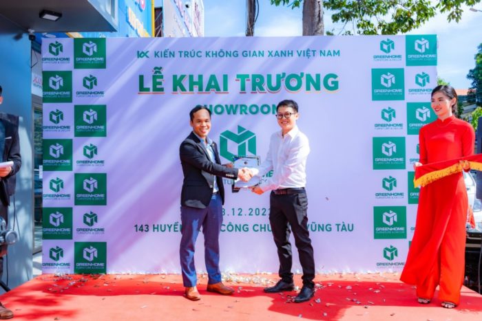 Từ trái sang: Ông Vũ Mạnh Tuấn (Giám đốc công ty đá Trần Long Vicostone khu vực phía Nam) trao chứng nhận hợp tác với nội thất GreeenHome.