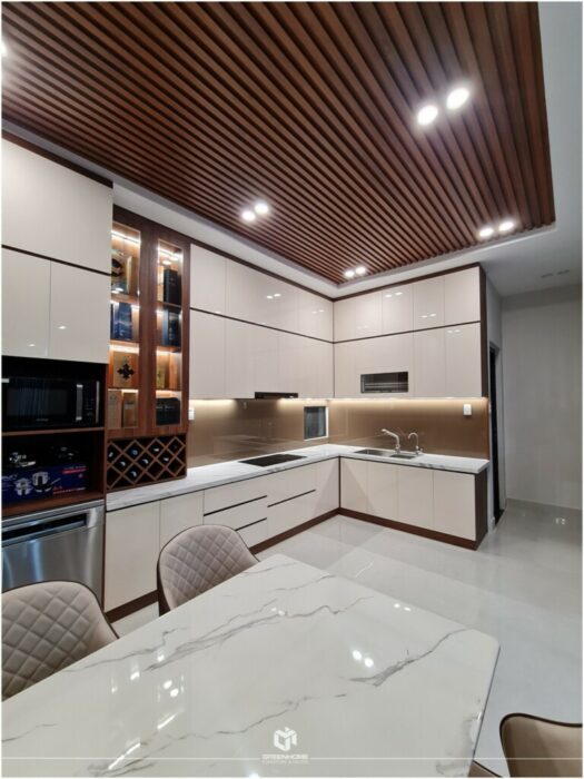 Tủ bếp Vũng Tàu kết hợp màu sắc tương phàn trắng và nâu gỗ sậm.