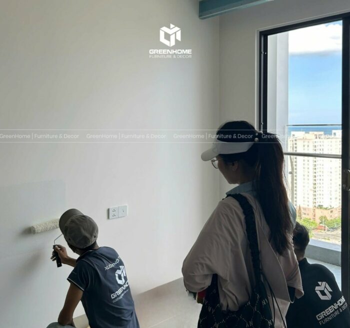khách hàng cùng tham gia test sơn tại công trình 5
