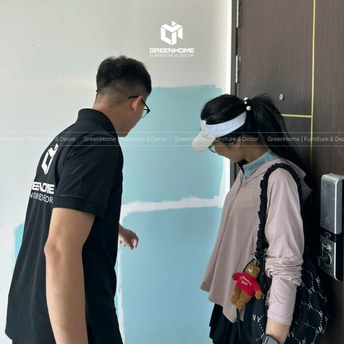 khách hàng cùng tham gia test sơn tại công trình 7