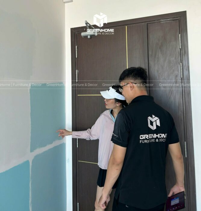 khách hàng cùng tham gia test sơn tại công trình 8